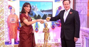 Video : British PM and Wife Celebrate Diwali at Hindu Temple