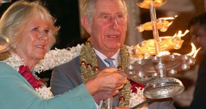 Video : Prince Charles and Camilla take part in performing Ganga Aarti in India