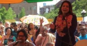 Video : Tulsi Gabbard sings Hare Krishna in NYC