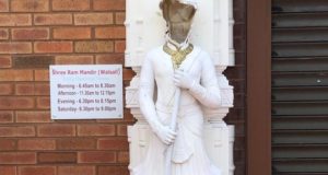 Video : Thug smashes statues outside Hindu temple in sick attack in UK