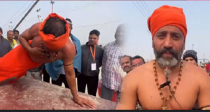 Video : Maha Kumbh: Seer Does One-Hand Pushup To Give Message Of Fitness